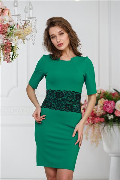 Зеленое платье с кружевной вставкой на талии