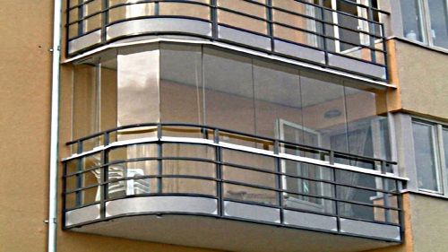 Бескаркасное остекление балкона в СПб от официального представителя BKS и Todo Cristal.