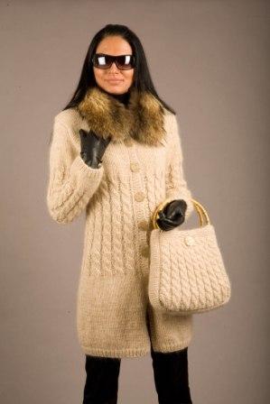 Комплект: пальто вязаное с сумочкой, ручная работа