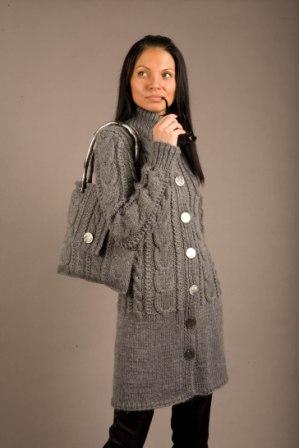 Комплект: пальто вязаное с сумочкой, ручная работа