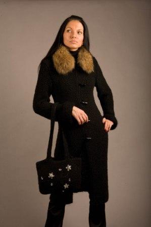 Комплект: вязаное пальто с сумочкой, ручная работа