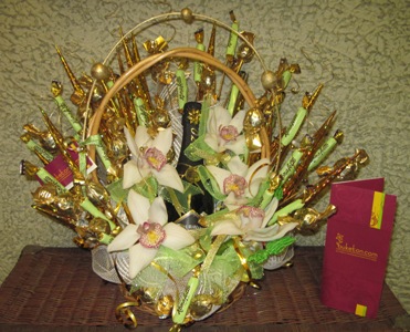 Корзина подарочная с цветами, конфетами и шампанским