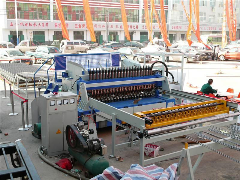 Эта машина для производства арматурной сетки,которые используются в строительстве