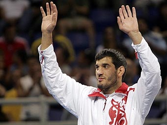Российский борец стал трехкратным олимпийским чемпионом