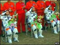 Китайские космонавты вернулись на Землю