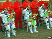 Китайские космонавты вернулись на Землю