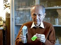 Нобелевскую премию по химии присудили за зеленый флуоресцентный белок