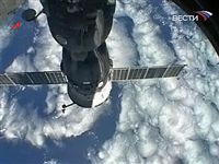 "Союз" с новым экипажем и космическим туристом пристыковался к МКС