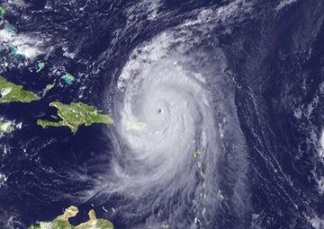 Ураган "Айрин": жители атлантического побережья США скупают консервы и воду