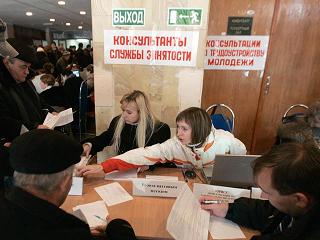 Несмотря на обещания властей снизить безработицу, в России ожидается рост бедности