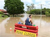 В Австралии из-за наводнений эвакуируют население