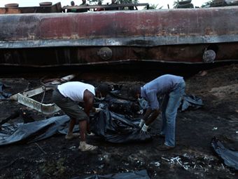 Более 100 человек в Нигерии сгорели заживо, воруя бензин из опрокинувшейся автоцистерны