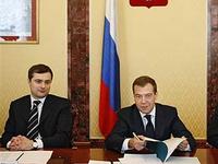 Медведев поднял оклад Суркова до 9772 рублей в месяц