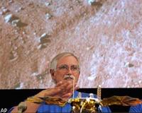 NASA потеряло связь с марсоходом 'Феникс'