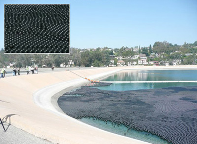 Миллионы чёрных шаров спасают горожан от опасной воды