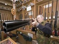 Россиянам разрешили при наличии лицензии носить гражданское оружие в целях самообороны