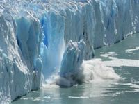 Из-за глобального потепления в Гренландии раскололся крупнейший ледник