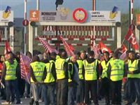 Бензиновая удавка: во Франции противники трудовой реформы блокируют НПЗ