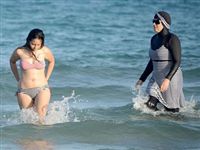 Купаться запрещено: почему французы ополчились на мусульманские костюмы для плавания