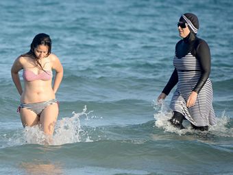 Купаться запрещено: почему французы ополчились на мусульманские костюмы для плавания