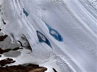 Появившиеся из ниоткуда голубые озера в Антарктиде напугали ученых