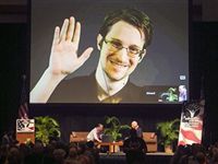 Сноуден посоветовал пользователям заклеивать камеру на компьютере для защиты от слежки 