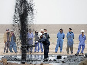 Нефтяной фонтан забьет с прежней силой