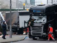 Грузовик во время теракта в Берлине остановился из-за автоматической тормозной системы