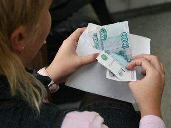 У семи нянек: почему работодатели снова платят деньги в конвертах