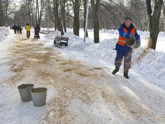 Соль, песок и камень: как борются со снегом в России и мире