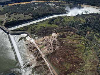 В Калифорнии объявлена эвакуация из-за разрушения плотины