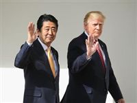 Японский премьер нарушает протокол, чтобы завоевать доверие Трампа