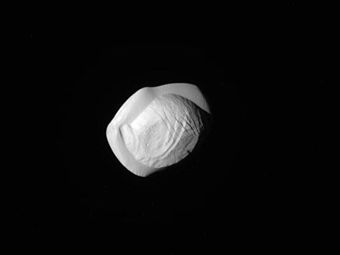 НАСА показало снимки спутника Сатурна, по форме похожего на пельмень