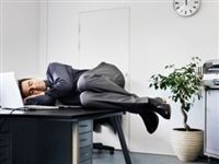 Эксперты призывают официально ввести на работе "тихий час" с временем для сна