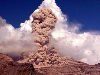 На Камчатке вулкан Ключевской выбросил столб пепла на 5 километров