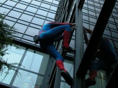 "Человек-паук" забрался на небоскреб в знак протеста против глобального потепления
